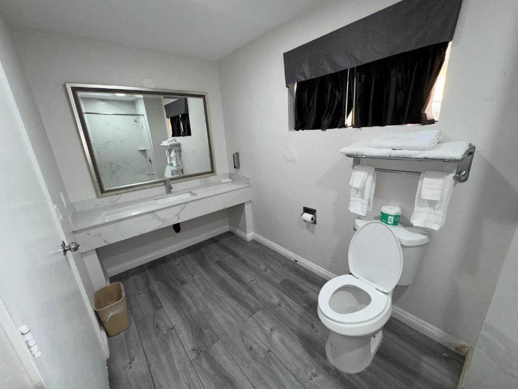 Five Star Inn West Covina - Tap to explore photos
