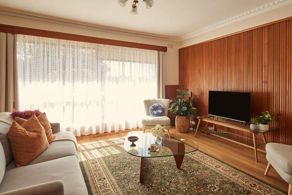 The Ruby Retro - Dreamy '70s Escape near Geelong CBD