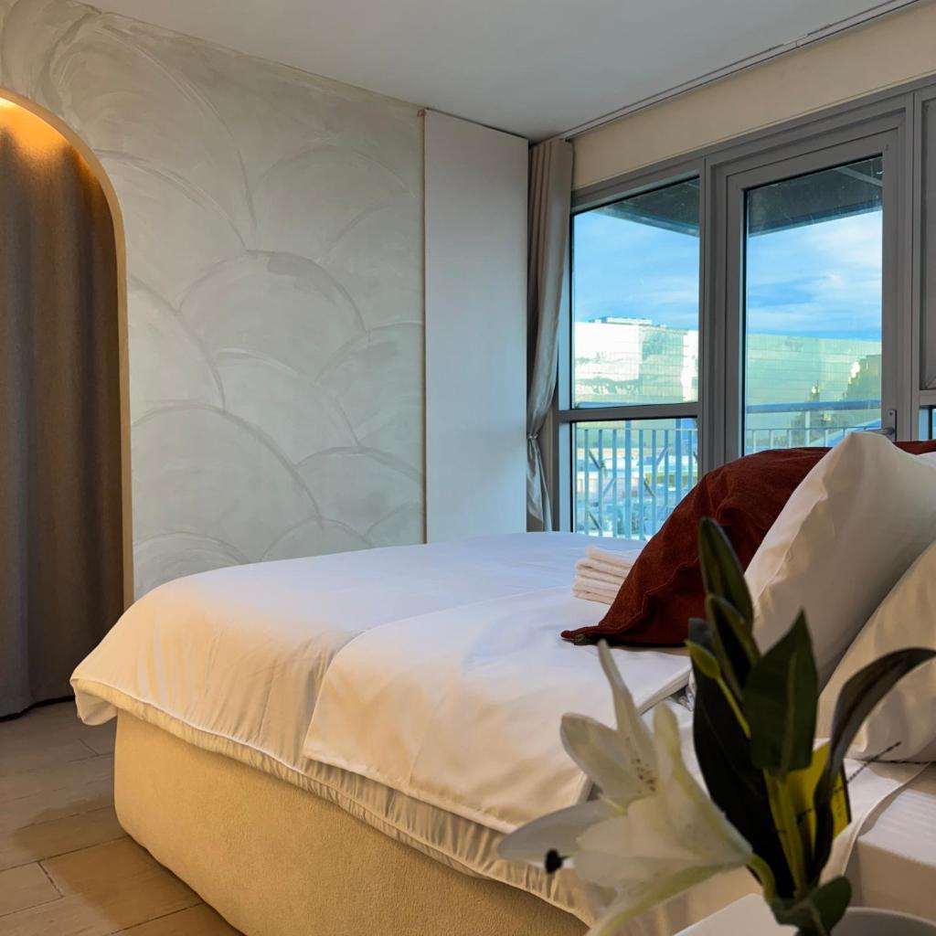 Panoramic Landscape and Seaview, 2BR, Near Airport, 8m, Metro Manila