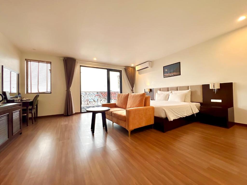 Paragon Noi Bai Hotel and Pool - Tap to explore photos