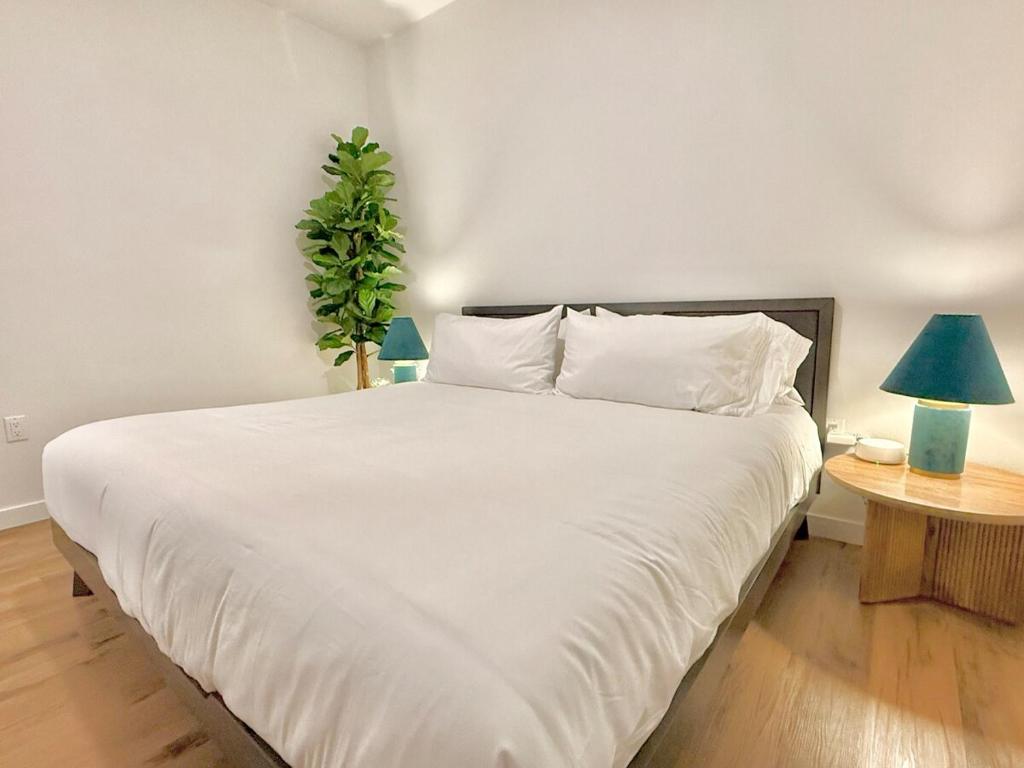 3 Bedroom 2 Bath Westwood Condo - Tap to explore photos