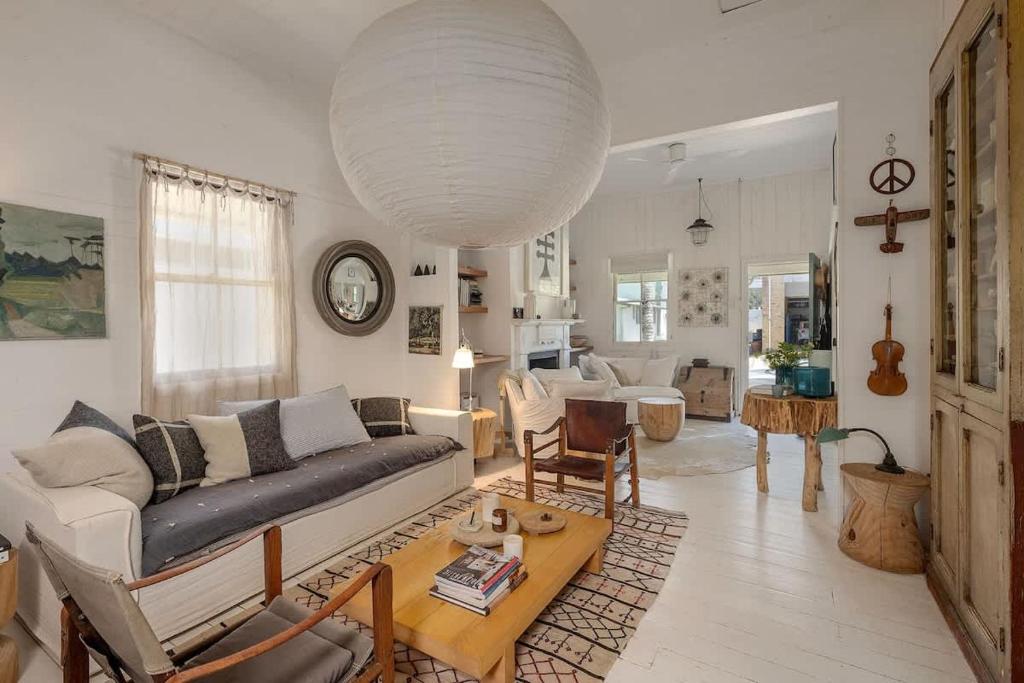 Beautiful Unique Cottage -Pet-Friendly-walk to town photo 1