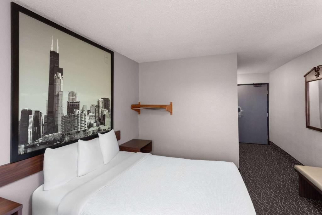Super 8 by Wyndham Romeoville Bolingbrook - Tap to explore photos