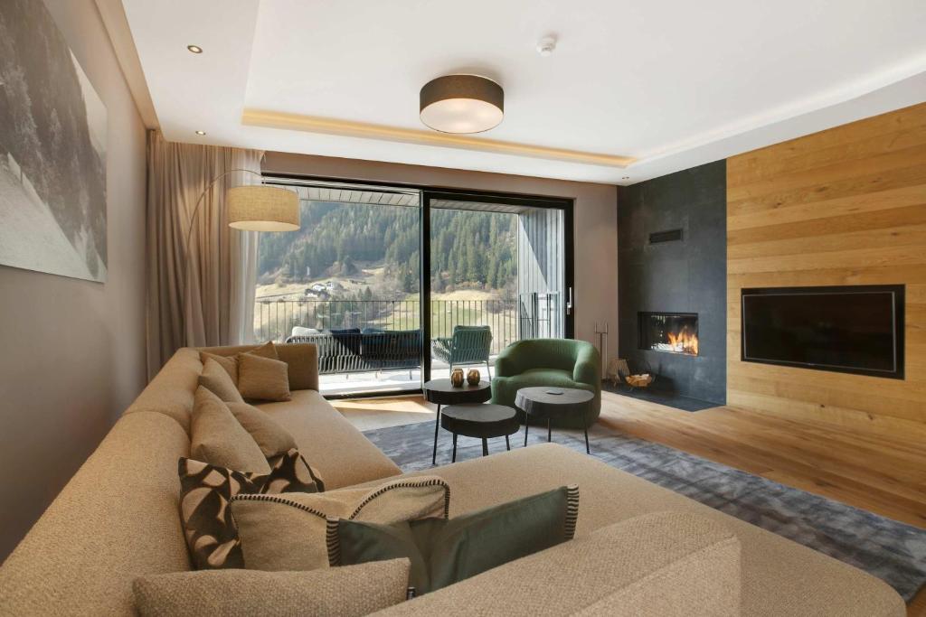 Alpine Chic - Fireplace Views & Ski Resorts photo 2