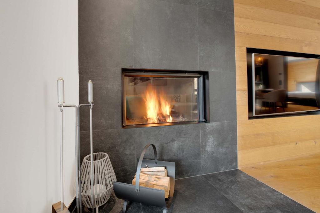 Alpine Chic - Fireplace Views & Ski Resorts photo 3
