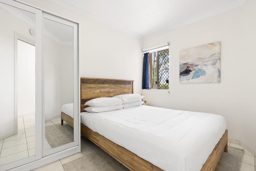 Elegant 1-Bed with Patio Overlooking Nature photo 1