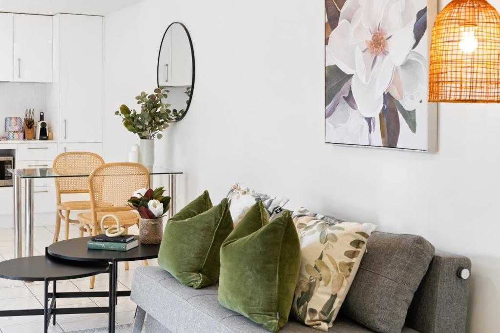 Elegant 1-Bed with Patio Overlooking Nature photo 2
