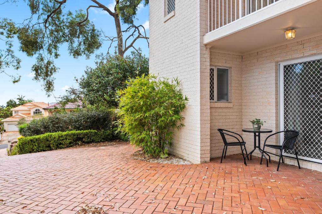 Elegant 1-Bed with Patio Overlooking Nature photo 4