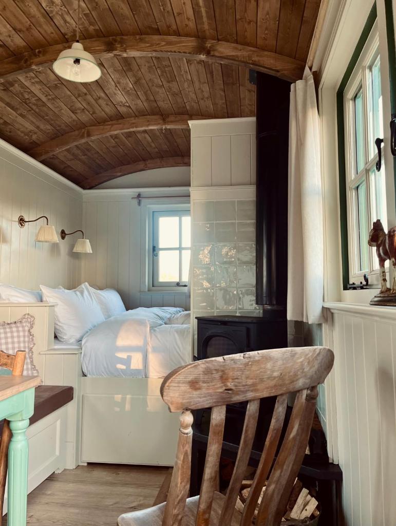 The Green Shepherd, a charming authentic cabin surrounded by beautiful countryside photo 1