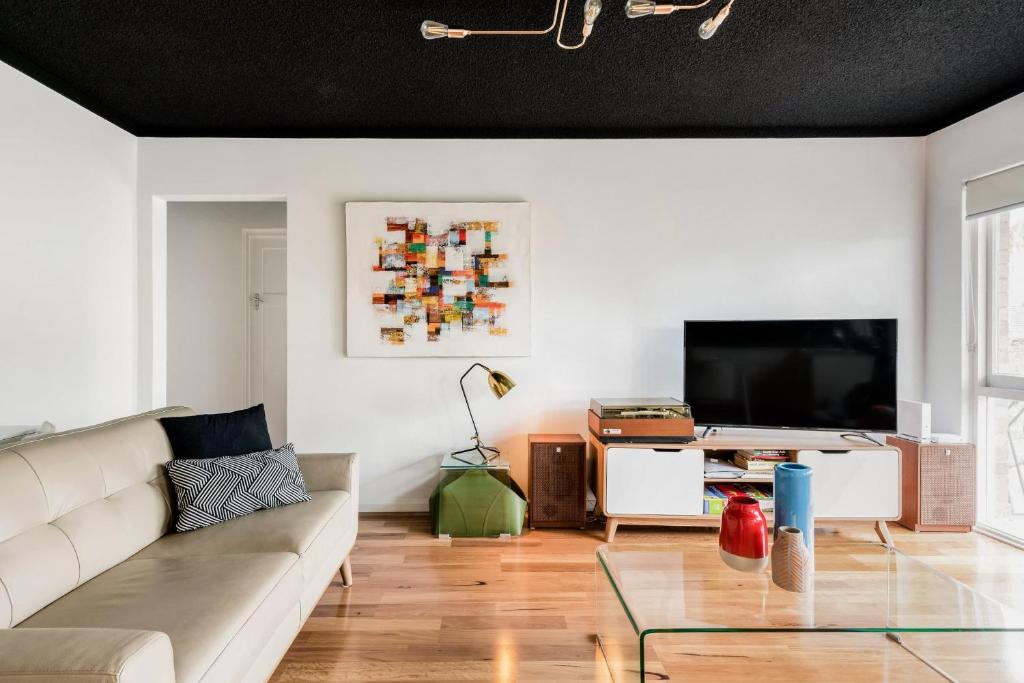 Renovated Retro Apartment Near Harbour Front Walks