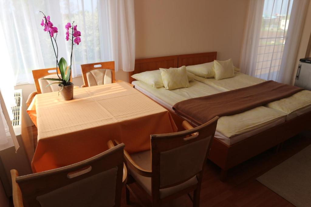 Четырехместный (Четырехместный номер «Комфорт»), Wellness Hotel-M
