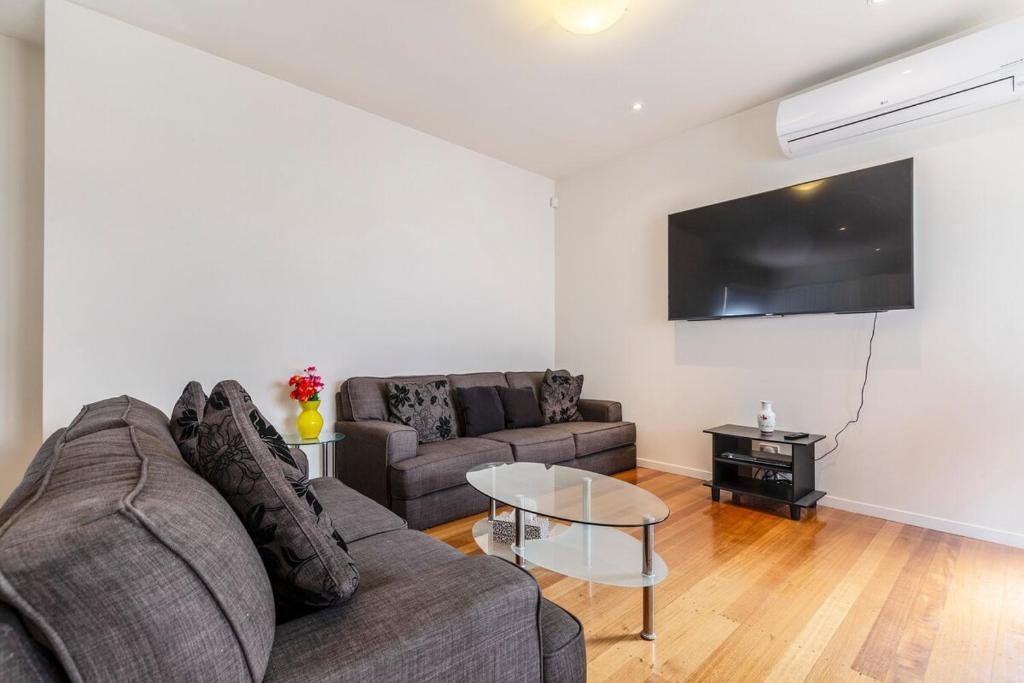 2BR with Free Parking 2min to Seaholme Station photo 3