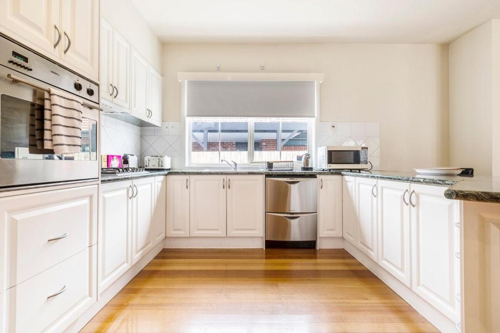 2BR with Free Parking 2min to Seaholme Station photo 4