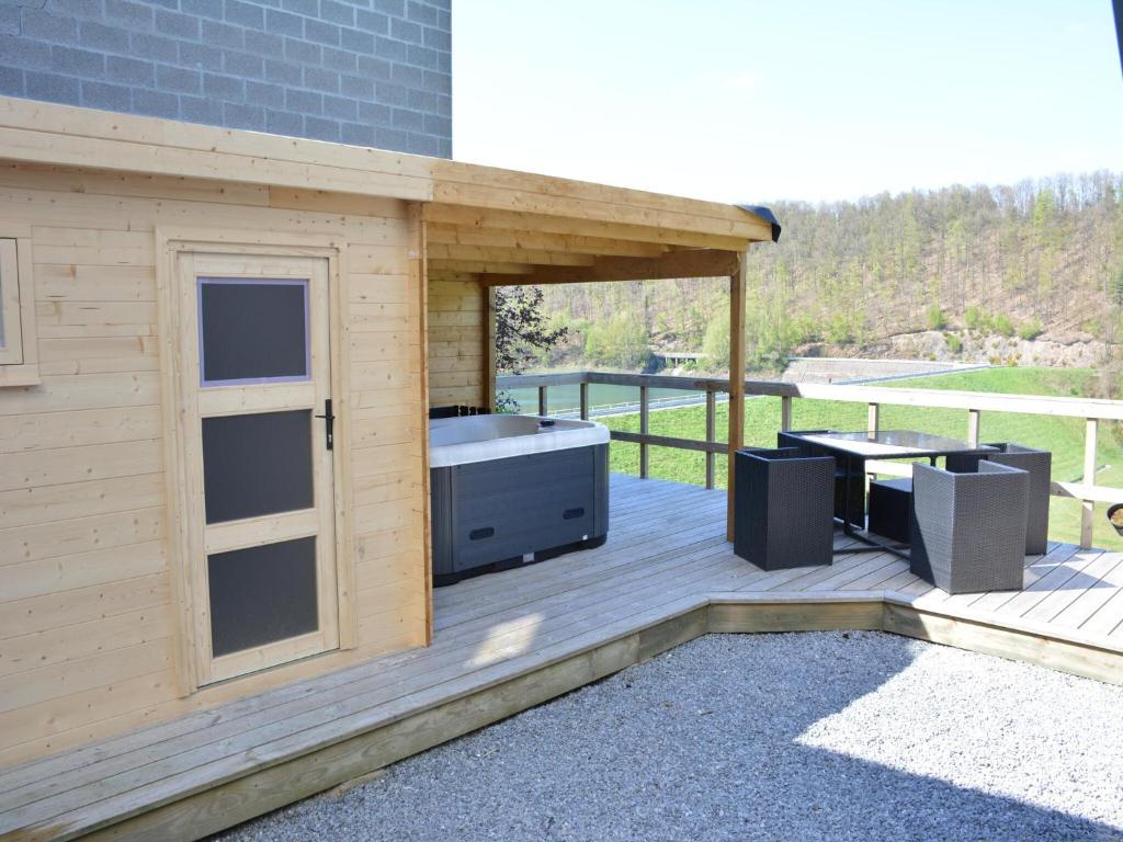 Lake-view apartment with sauna, hot tub photo 3