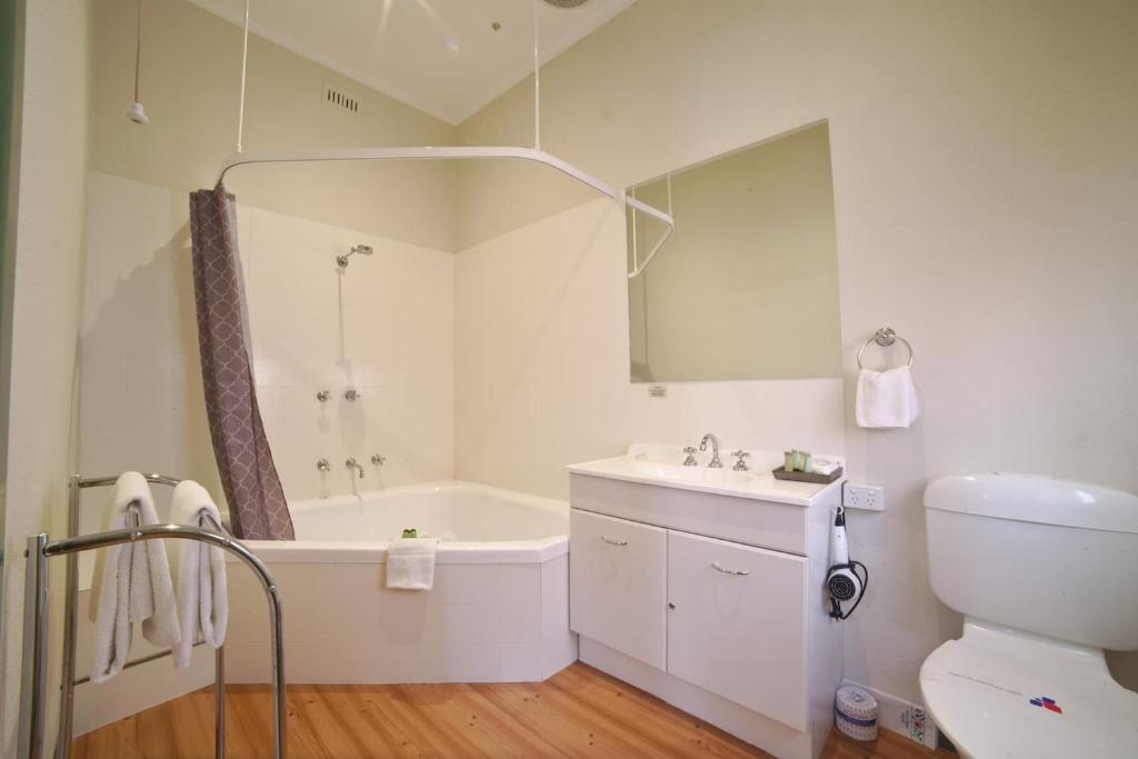 Large Studio Apartment With Spa Central Ballarat photo 2