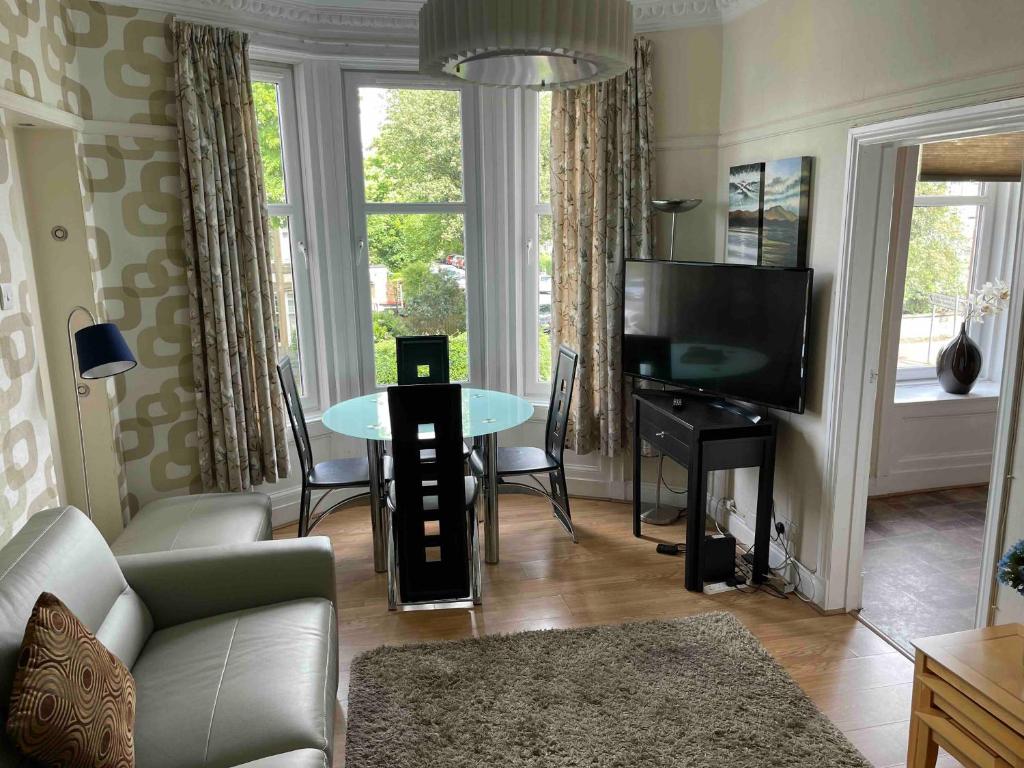 Scotstoun 1 Bed Flat - Tap to explore photos
