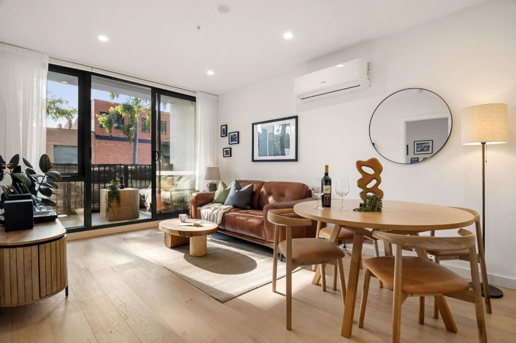 Peaceful Escape with King Bed, Parking and Walk to CBD! photo 1