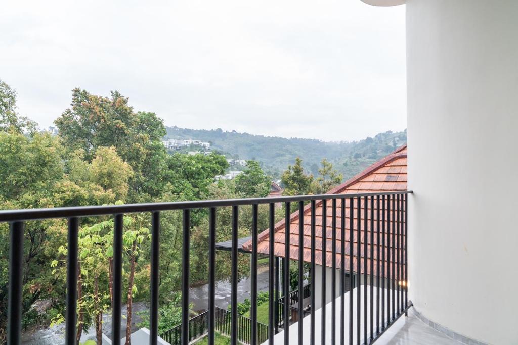 Maaplewood mountain view 9 bedrooms villa with a private heated pool and movie room photo 4