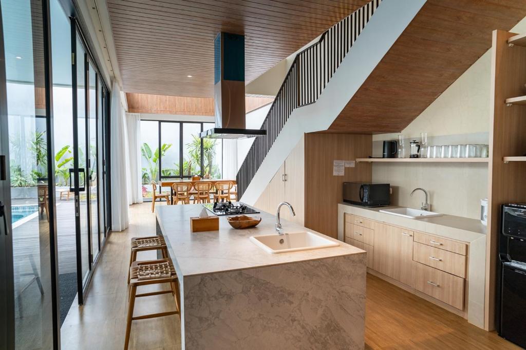 Maaplewood mountain view 9 bedrooms villa with a private heated pool and movie room photo 3
