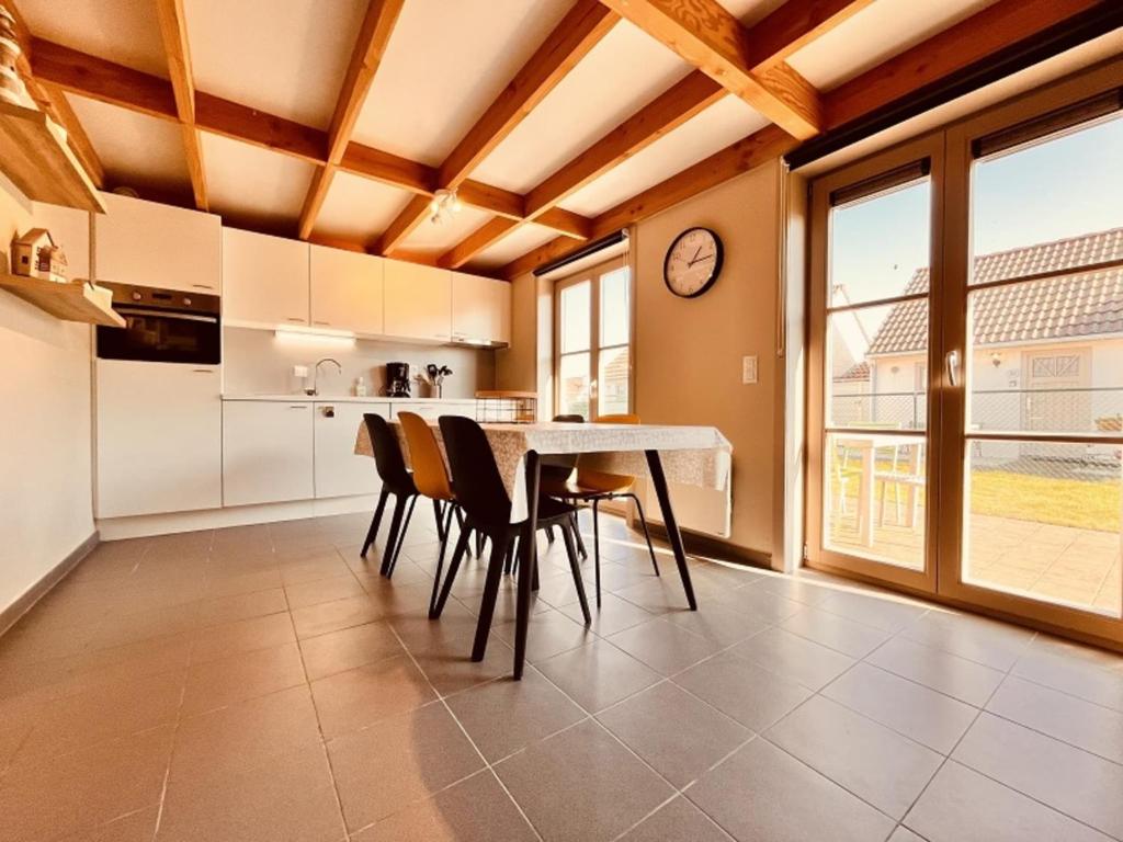 Modern 3-Bedroom Holiday Home Near Beach photo 2