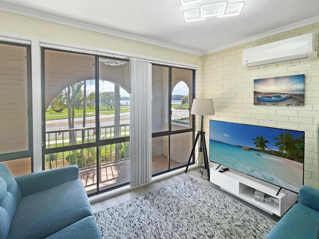Charming 2-Bed Apartment with Bay Views photo 1