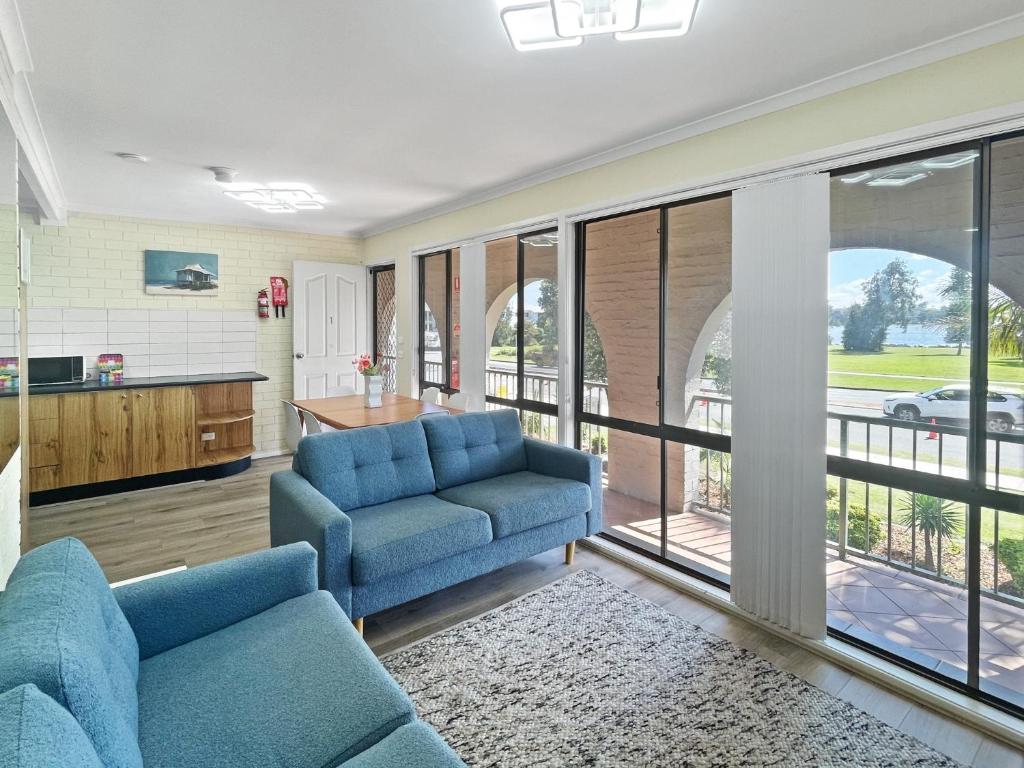 Charming 2-Bed Apartment with Bay Views photo 3