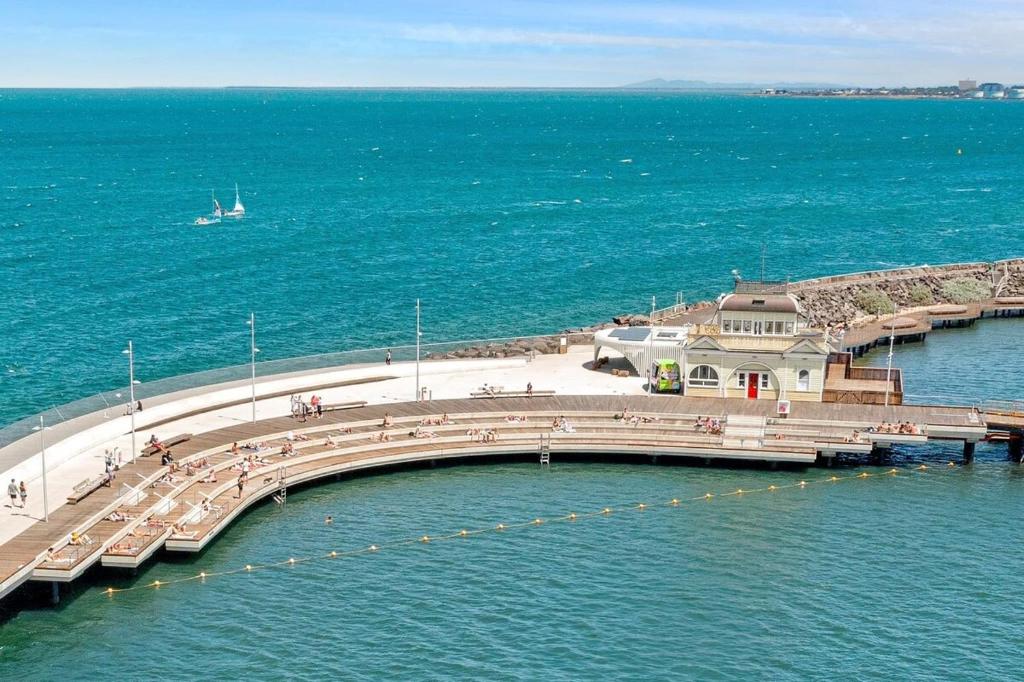 Beachfront & access to all St Kilda has to offer photo 4
