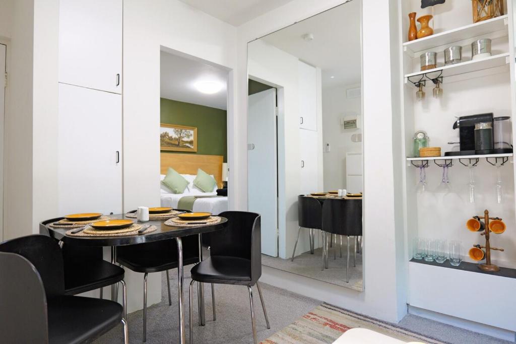 Cozy Hommee Stay Near CBD & Airport - Free Parking & Self Check-In photo 1