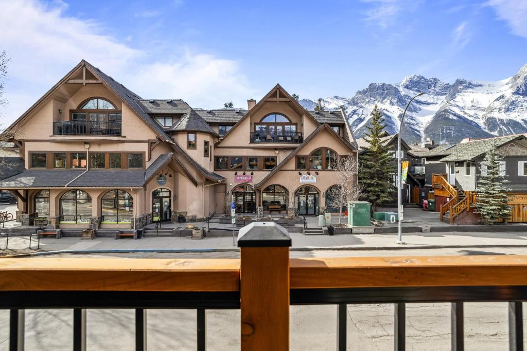 T202 BRAND NEW! The Mountain's Call- Mountain View Stay, Canmore, Alberta