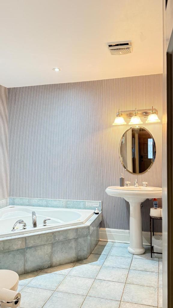 Adorable 2-bedroom unit with jacuzzi beside falls - Tap to explore photos