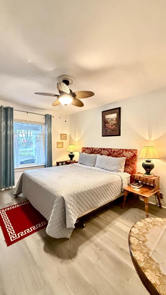 Adorable 2-bedroom unit with jacuzzi beside falls - Tap to explore photos