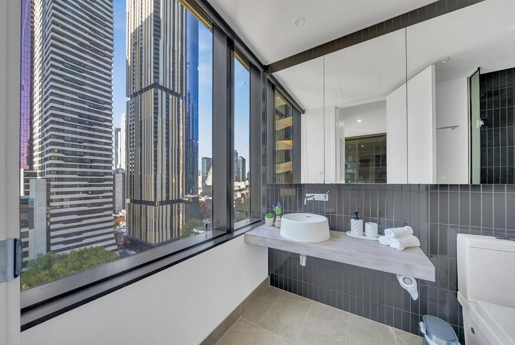 Luxurious 2BR Apartment - Central CBD Location with Pool, Gym photo 1
