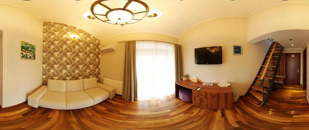 Сьюит (Люкс № 6 с 1 спальней и балконом), Hotel Papion