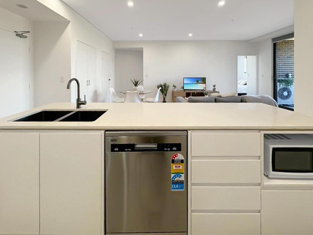 Contemporary 2BR with Balcony & Parking near Airport photo 3