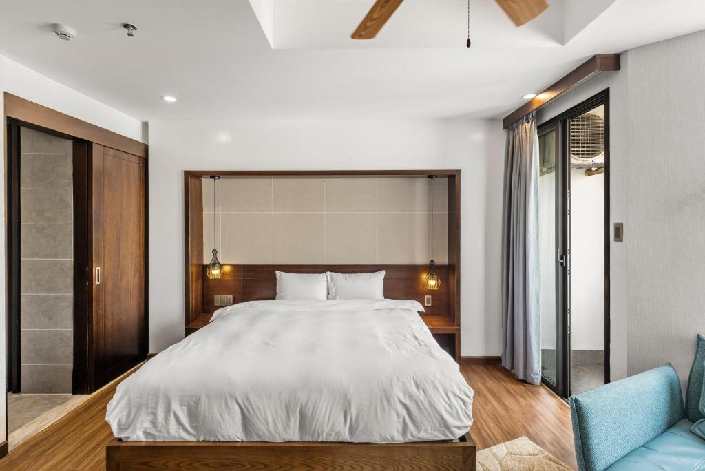 Tokyo Boutique Front Beach Hotel - Tap to explore photos