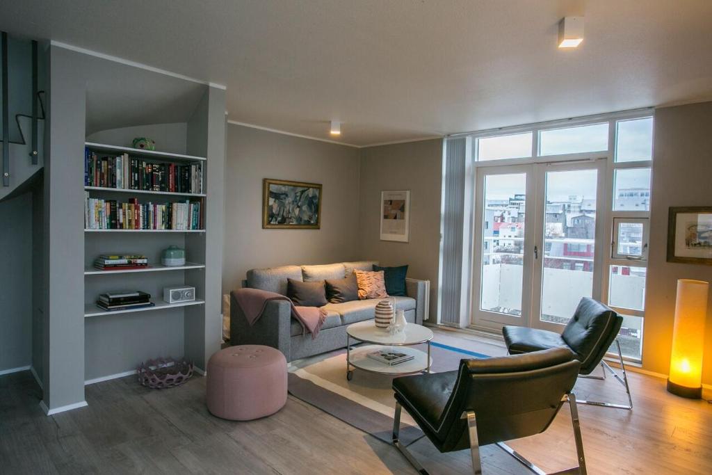 Penthouse Downtown with Free Parking photo 1