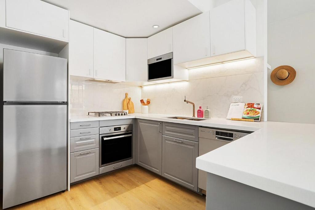 RARE FIND! Central Sydney - 2 BR & Parking photo 4