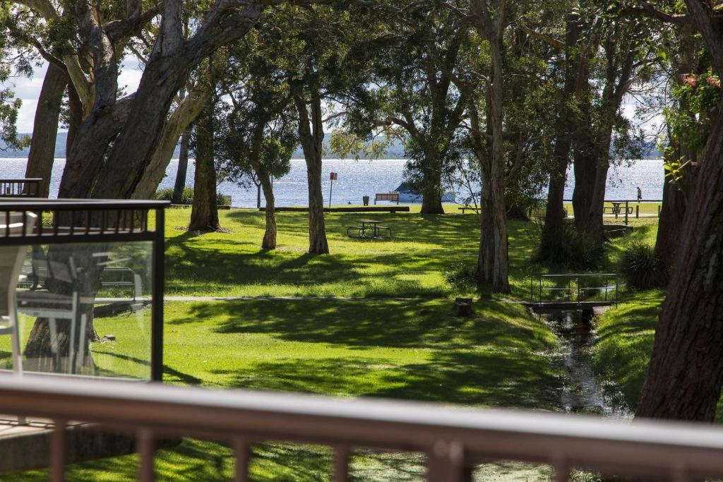 'Bay Parklands' Close to Waters Edge