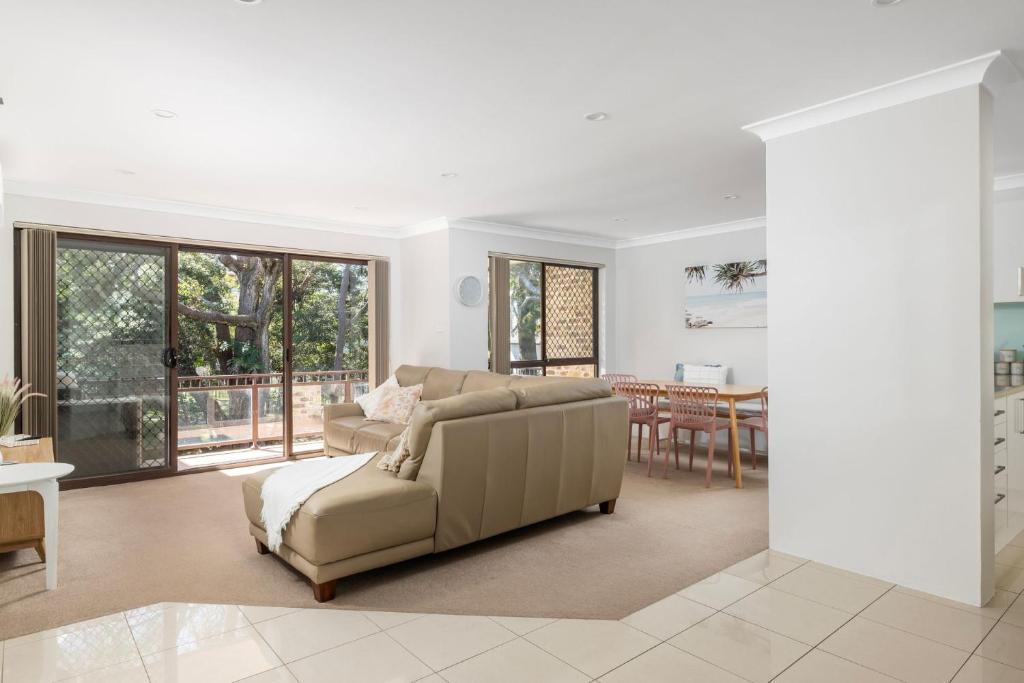 'Bay Parklands' Close to Waters Edge photo 1
