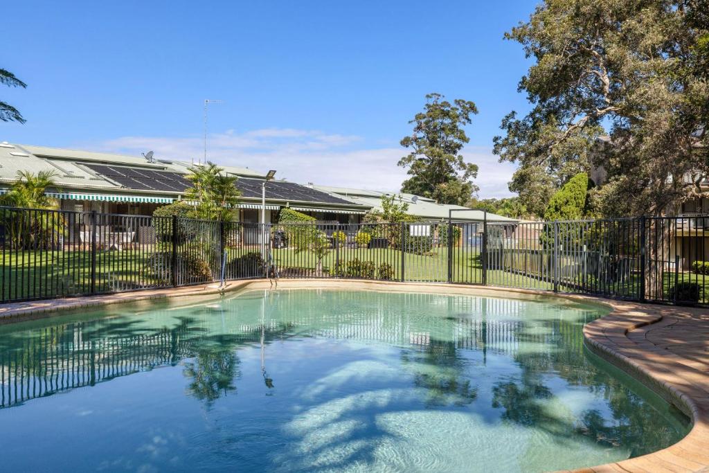 'Bay Parklands' Close to Waters Edge photo 3