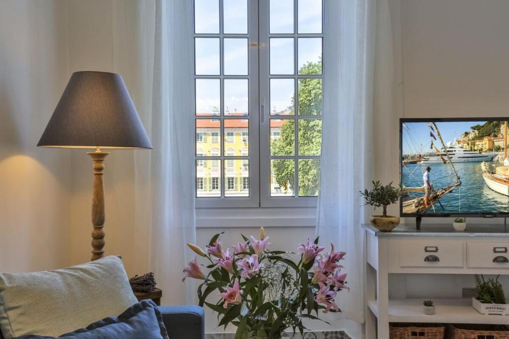 MY CASA - GARIB - Place Garibaldi - 4 bedrooms - Balcony - Tap to explore photos