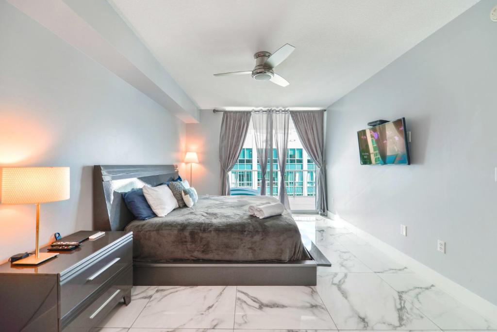 Stylish Brickell Penthouse with Exclusive Perks - Tap to explore photos