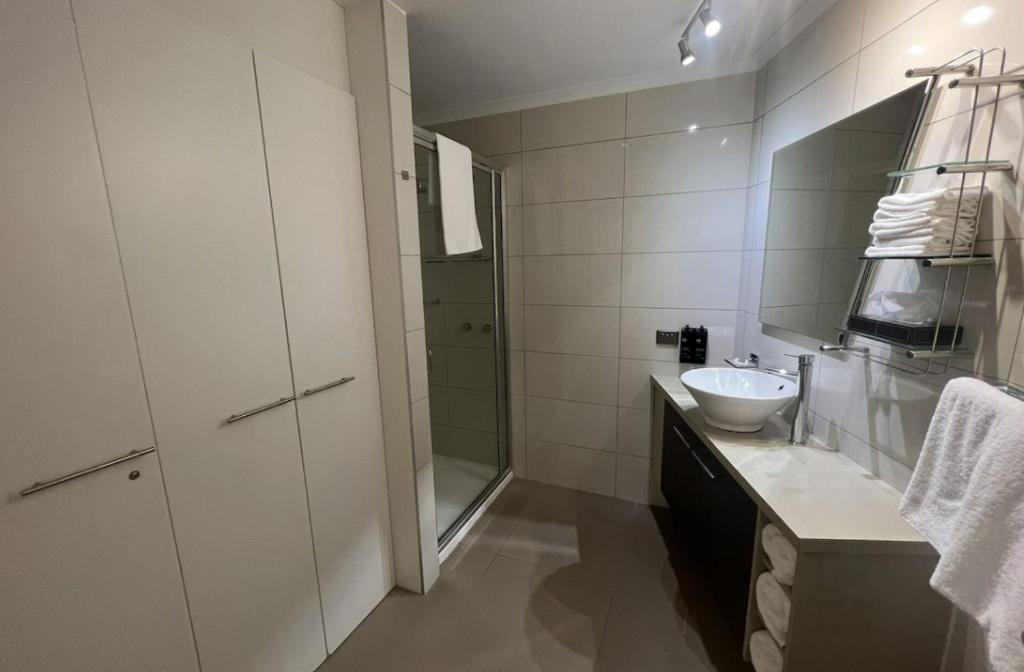 Waterfront 2-bedroom apartment with WiFi, AC in Lakes Entrance photo 1