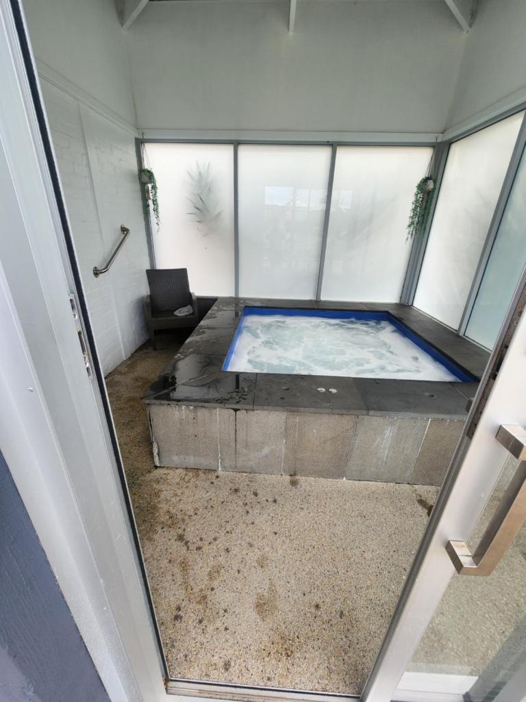 Waterfront 2-bedroom apartment with WiFi, AC in Lakes Entrance photo 3