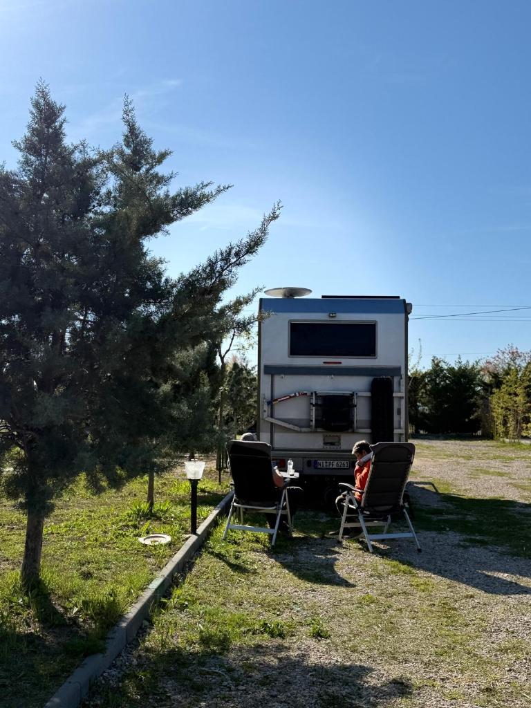 Demi camping