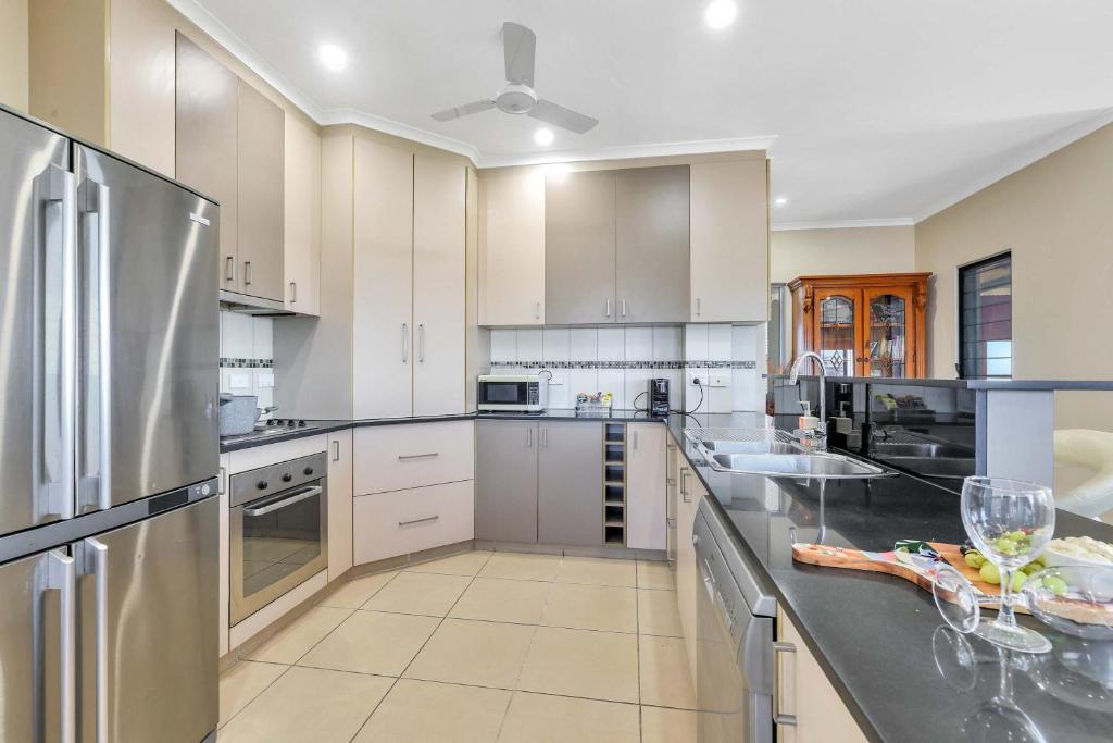 Modern Apartment with Sunset Views photo 3