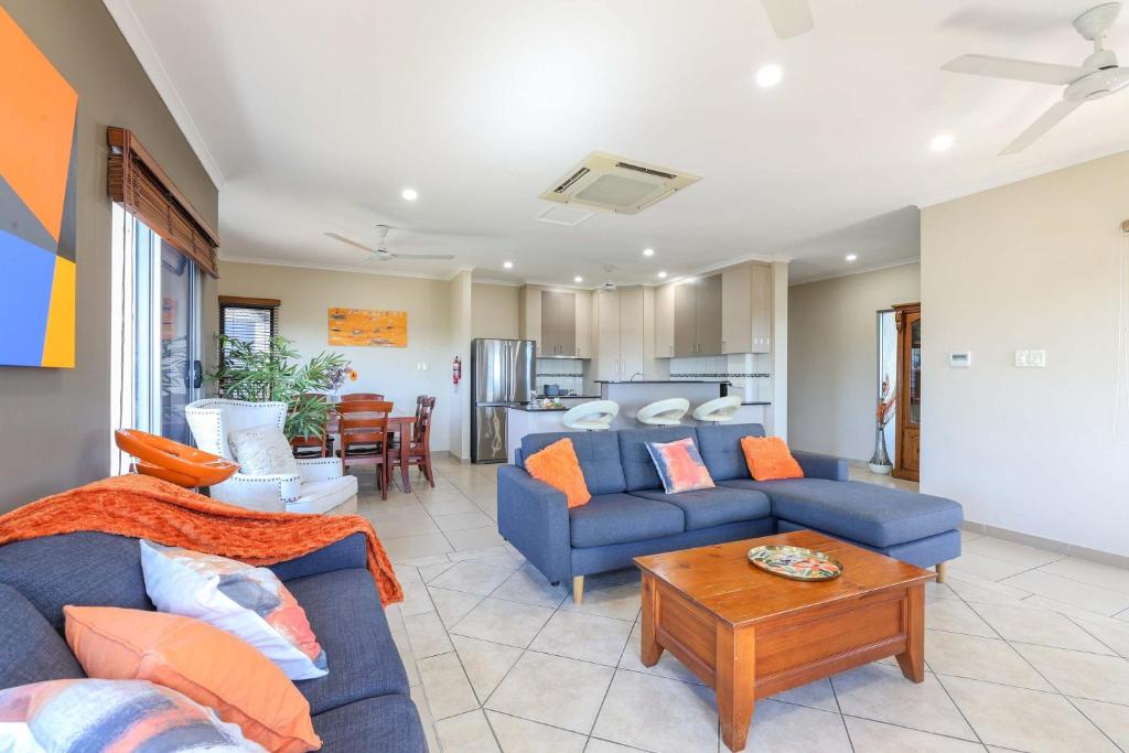Modern Apartment with Sunset Views photo 4