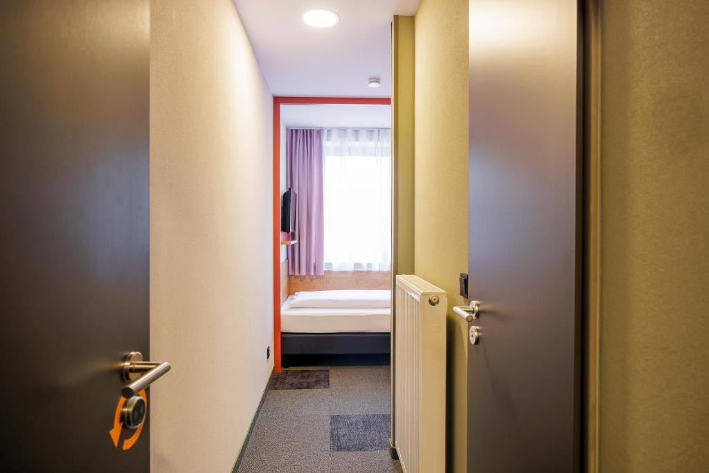 McDreams Hotel Wuppertal City - Tap to explore photos
