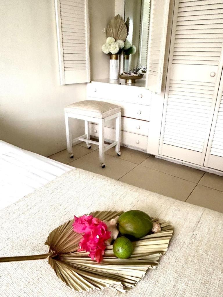 5 mins From Beach, Breezy Bright Room, St James photo 3
