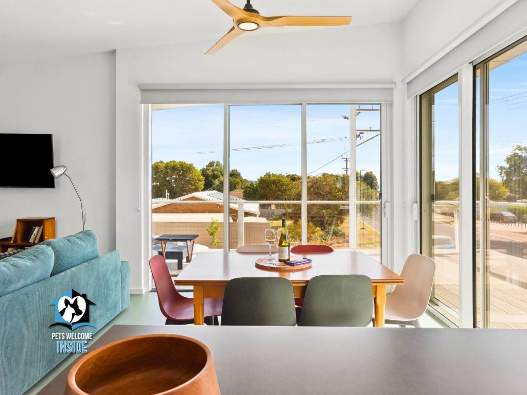 3BR Retro Charm Beach House Getaway photo 3
